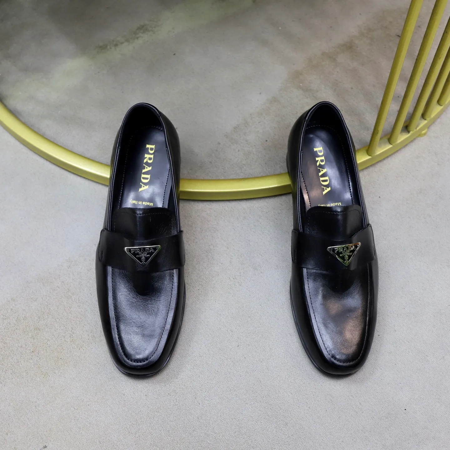 Ex-factory price: 520💰[PRADA] Prada's new casual men's shoes are launched in Hong Kong counters. Official website 1:1 production. Italian washed cowhide + water-dyed leather lining. Designed by European and American masters. Perfect shape to create counter quality, solid color rubber wear-resistant outsole and classic dazzling head! Super versatile and very comfortable. High-end without losing taste, fashionable and novel! ! Absolute focus! 3 colors available! Code number 38-45